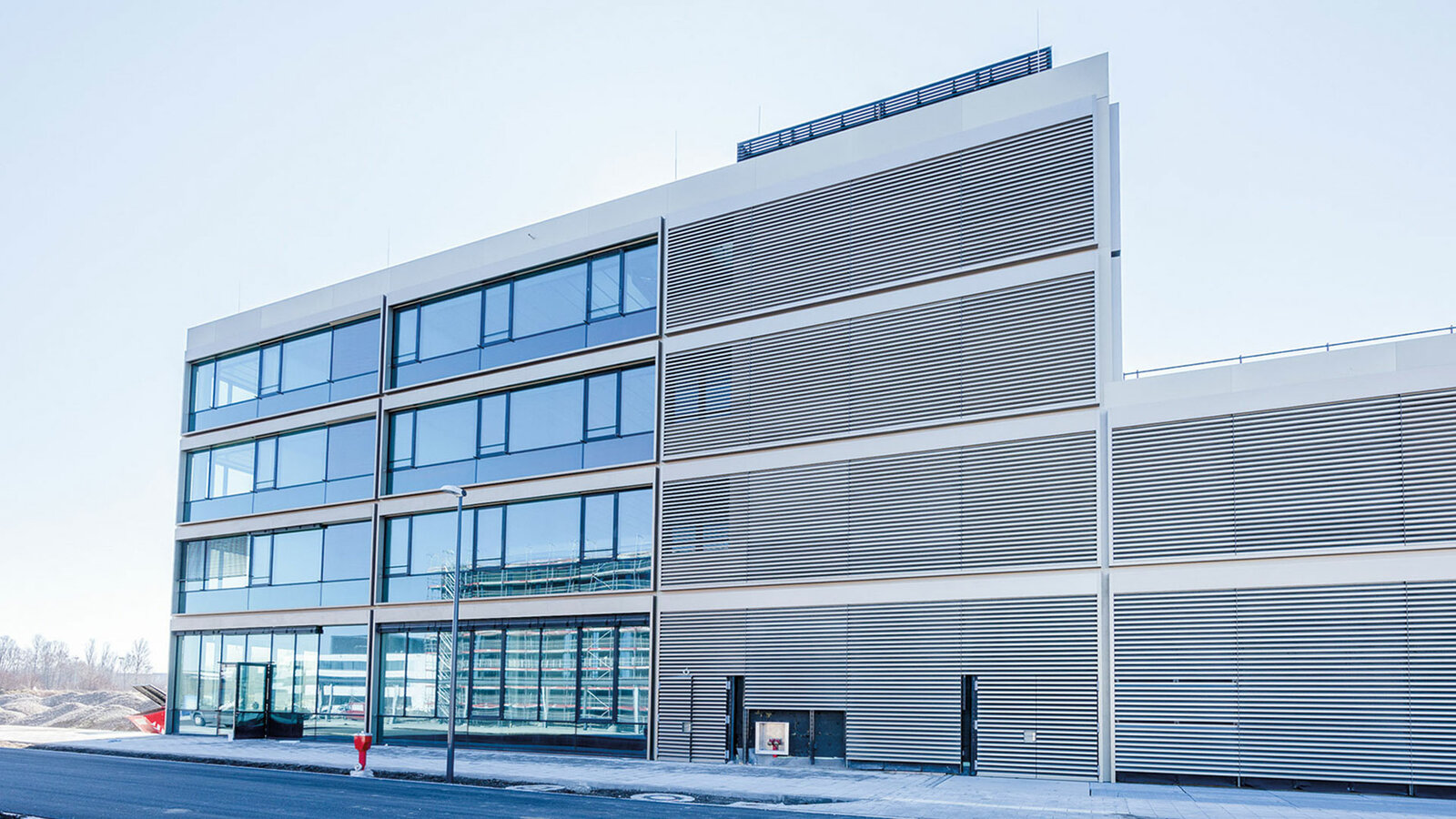 Pfosten-Riegel-Fassade aus Aluminium-Profilen